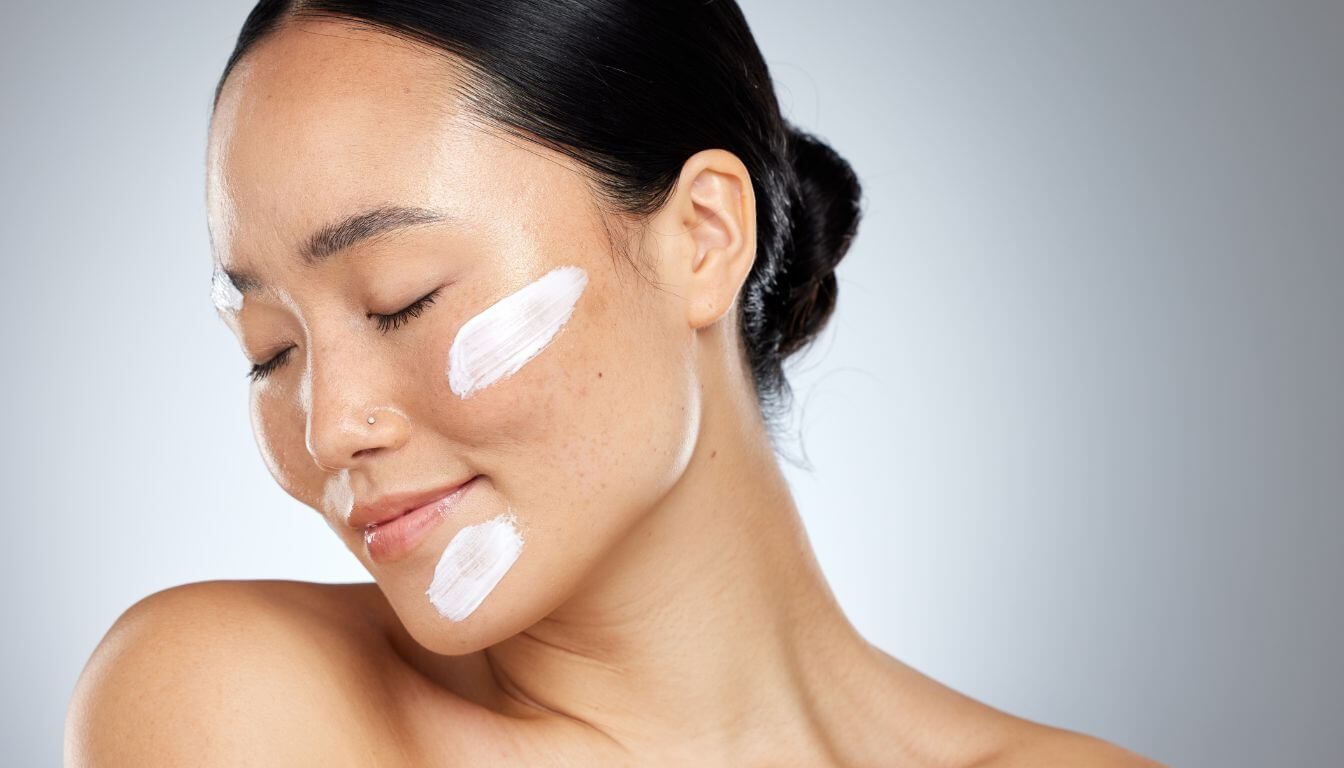 hudpleje-ansigtscreme-og-dermatologi-med-kvinde